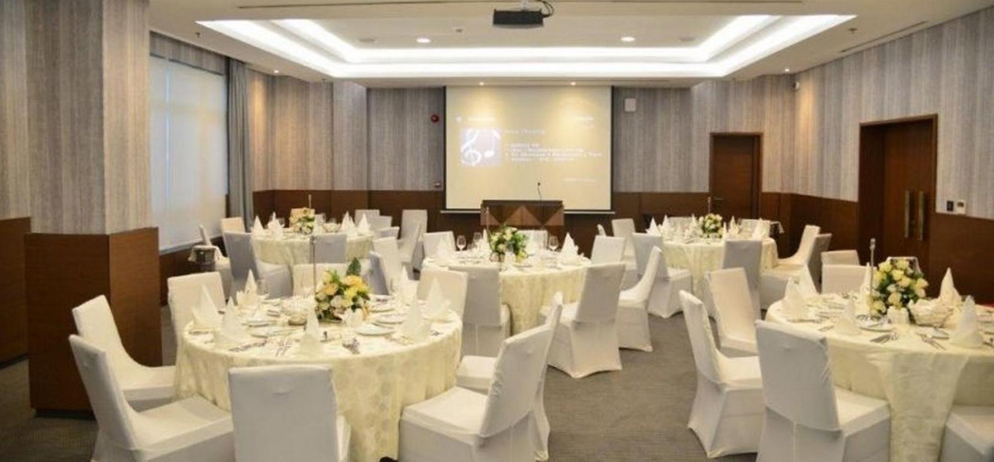 Room In Lodge - The Envoy Hotel And Suites Abuja Exterior foto