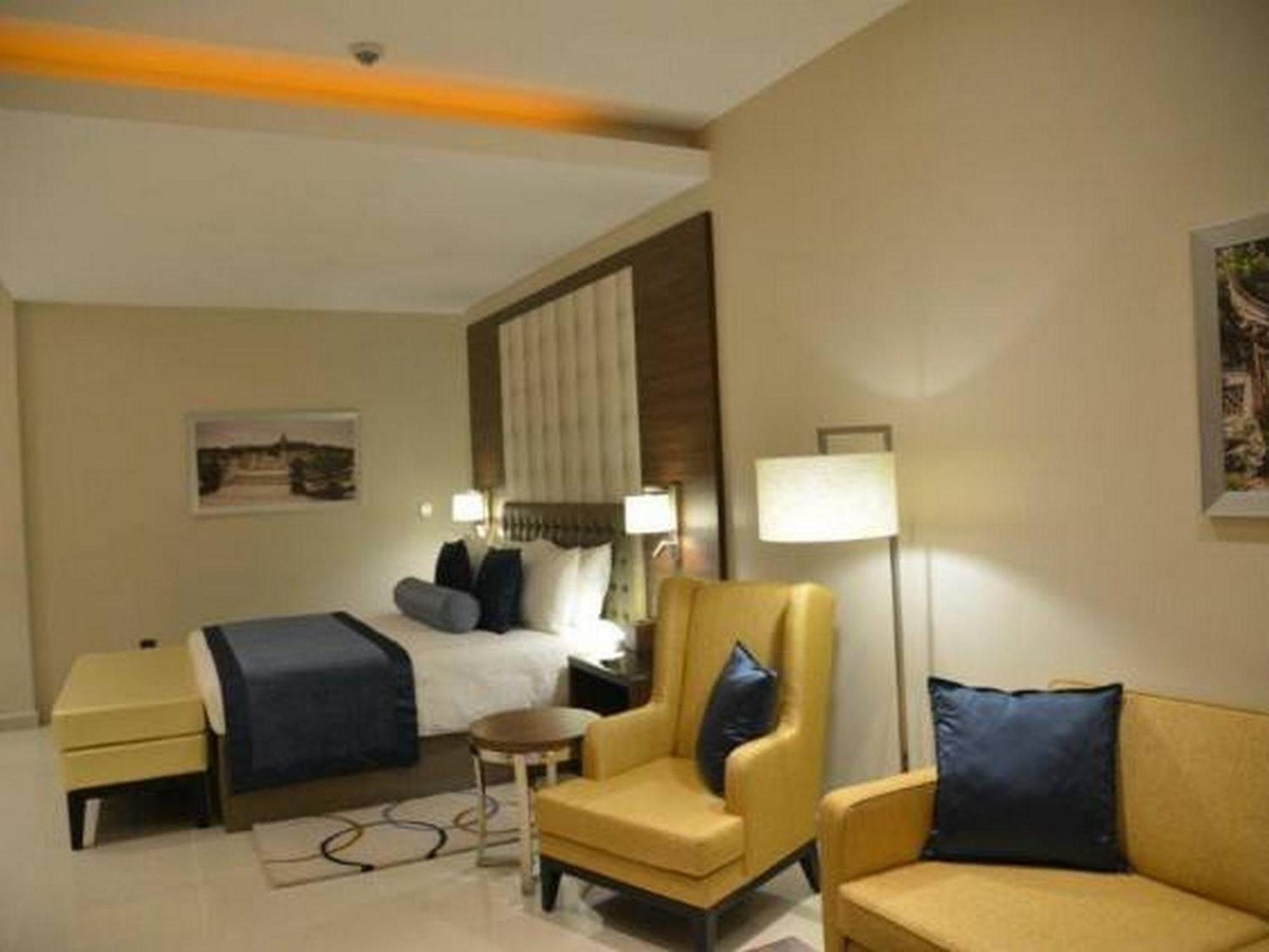 Room In Lodge - The Envoy Hotel And Suites Abuja Exterior foto